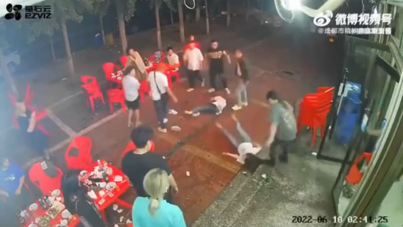 Đoạn video tại quán ăn cho thấy nhóm của Chen đã hành hung 4 người phụ nữ sau khi nhóm này từ chối nghe theo những lời trêu hoa ghẹo bướm của Chen