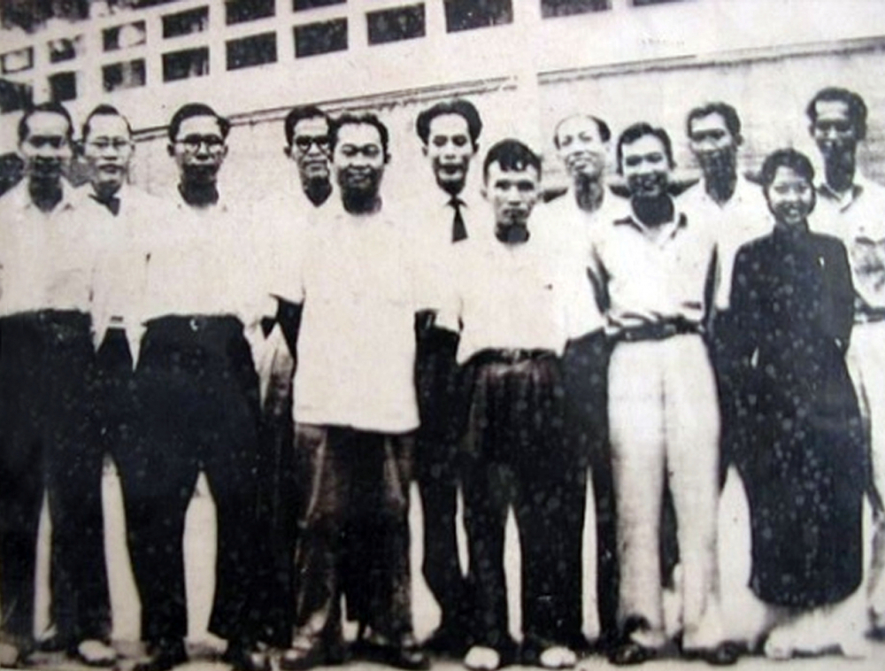 Tập thể lãnh đạo nghiệp đoàn giáo học nội đô sau Hiệp định Geneve, ông Tạ Thanh Sơn đứng ngoài cùng bên trái.