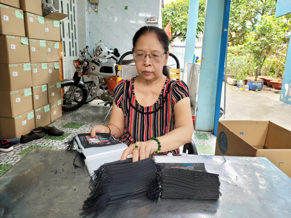 Bà Phạm Thị Hoa kiểm tra lại bao bì thành phẩm trước khi đóng thùng giao cho công ty