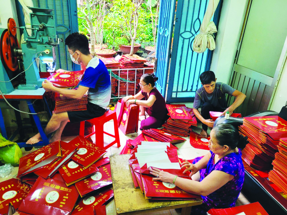 Tổ hợp gia công bao bì do bà Phạm Thị Hoa làm tổ trưởng nhiều năm qua đã tạo công ăn việc làm cho 60 hộ gia đình, giúp nhiều hộ trong số đó có nguồn thu nhập ổn định, vươn lên thoát nghèo ẢNH: THU LÊ