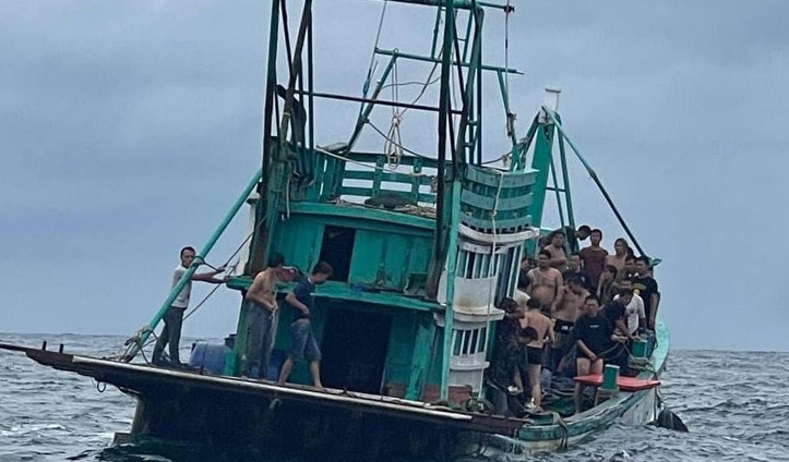 Một cuộc tìm kiếm tuyệt vọng đang được thực hiện đối với 23 người nước ngoài, những người mất tích sau khi thuyền của họ gặp sự cố ngoài khơi đảo Koh Tang xa xôi vào tối hôm qua