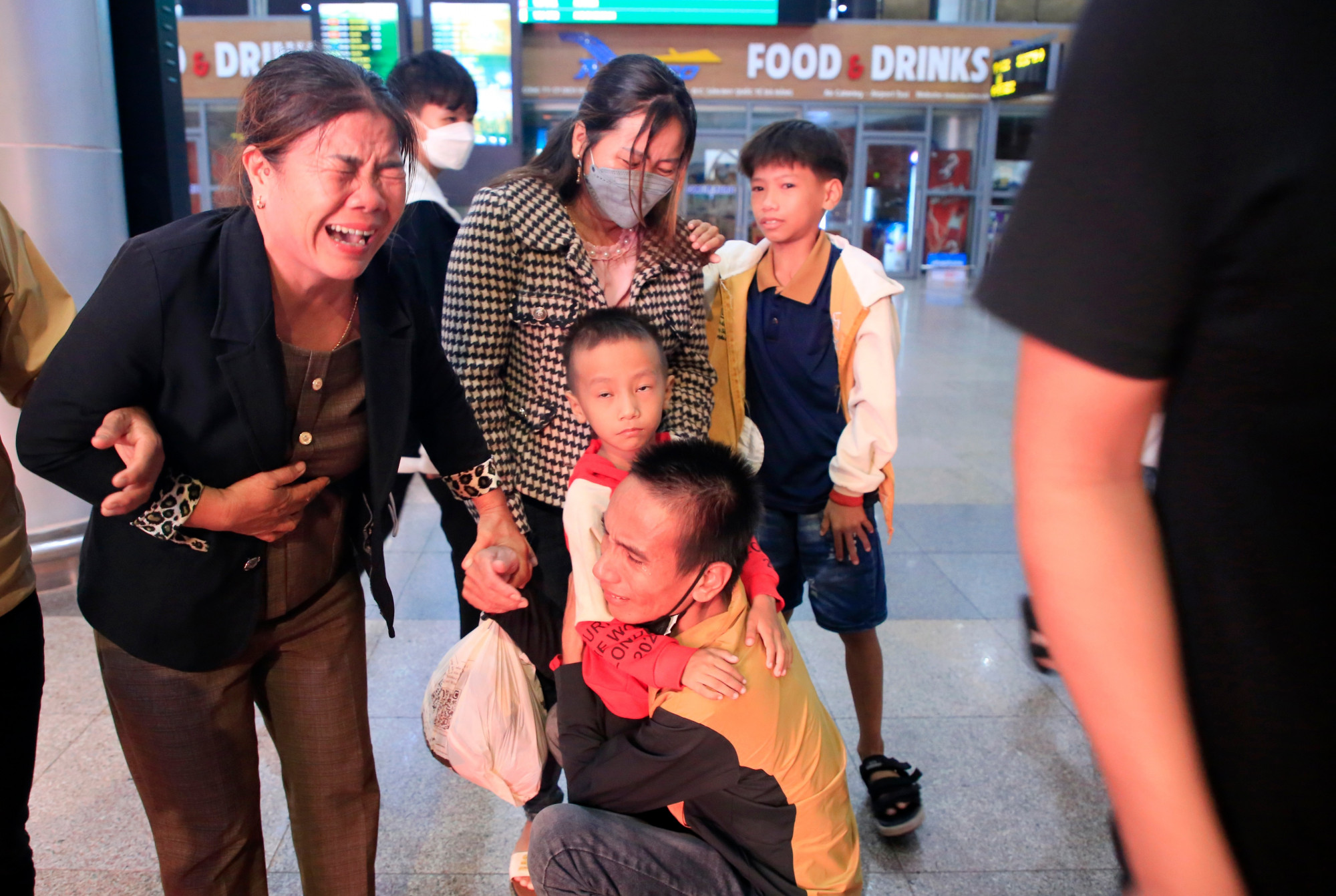 Cuộc trùng phùng trong nước mắt. Ngư dân Nguyễn Văn Thành (36 tuổi) được mẹ, vợ và 2 con ra đón