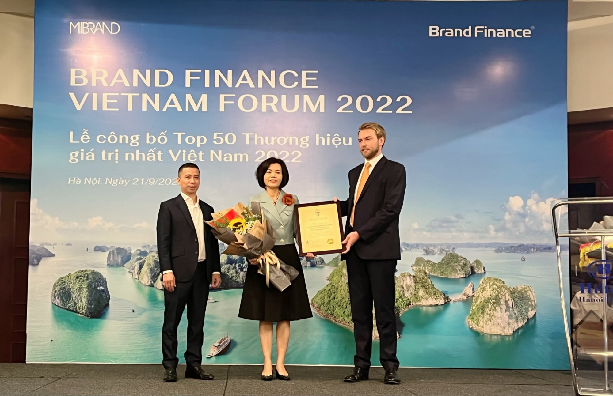 Đại diện Brand Finance trao chứng nhận “Vinamilk - Thương hiệu sữa lớn thứ 6 thế giới” cho Bà Bùi Thị Hương - Giám đốc điều hành Vinamilk - Ảnh: Vinamilk