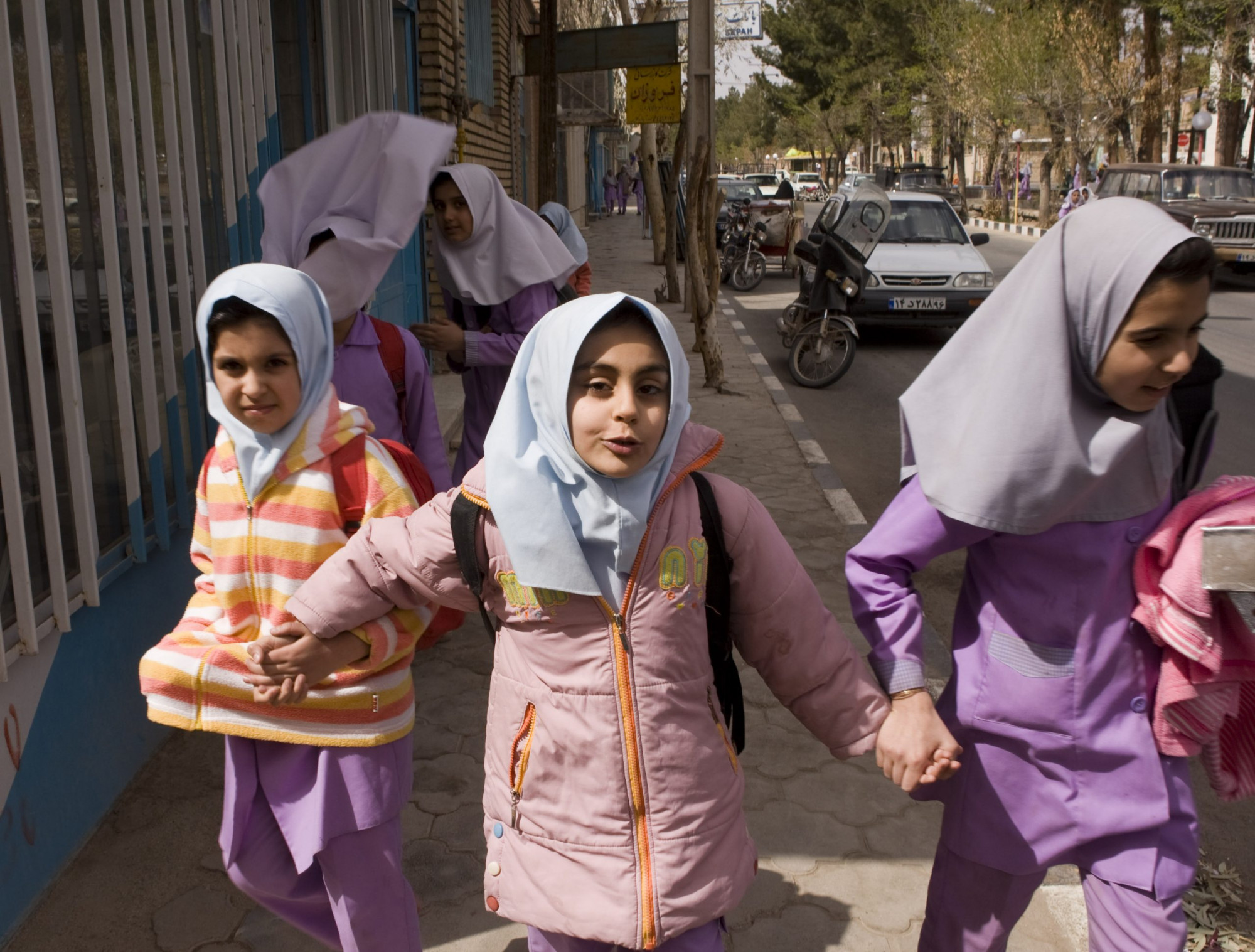 Trẻ em gái phải đội khăn trùm đầu từ lúc lên 7 tuổi - Ảnh: Atlantic Council