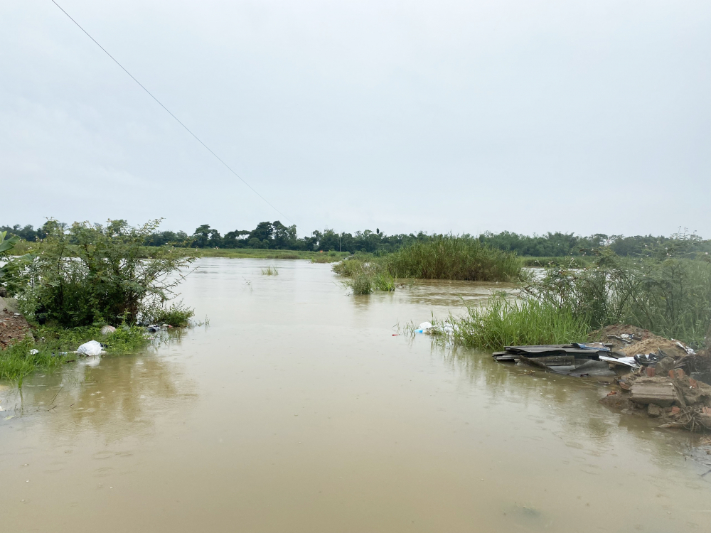 Con đường độc đạo đi ra ốc đảo Ân Phú, xã Tịnh An đã bị nước chảy tràn qua, ngập sâu, không có phương tiện nào đi qua lại được