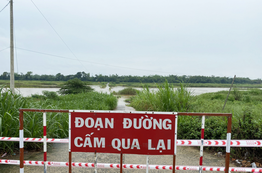 Chính quyền địa phương cấm người dân qua lại khi nước dâng cao