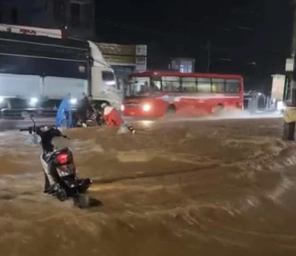 Cơn mưa lớn tối 23/9 cũng khiến một số đoạn tường rào, đan cống, đường sá tại xã Túc Trung huyện Định Quán bị sạt lở.