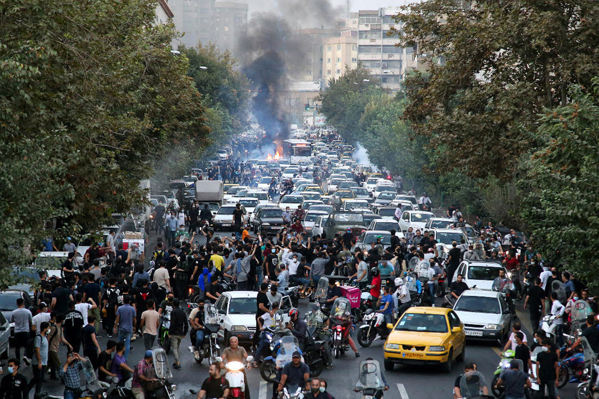 Biểu tình nổ ra tại nhiều thành phố lớn trên khắp Iran - Ảnh: AP