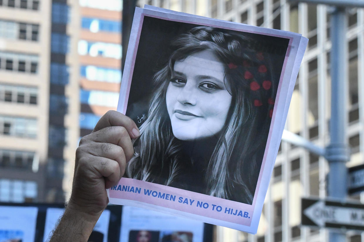 Người biểu tình giơ cao tấm ảnh Mahsa Amini với dòng chữ Phụ nữ Iran nói không với khăn trùm đầu - Ảnh: Stephanie Keith/