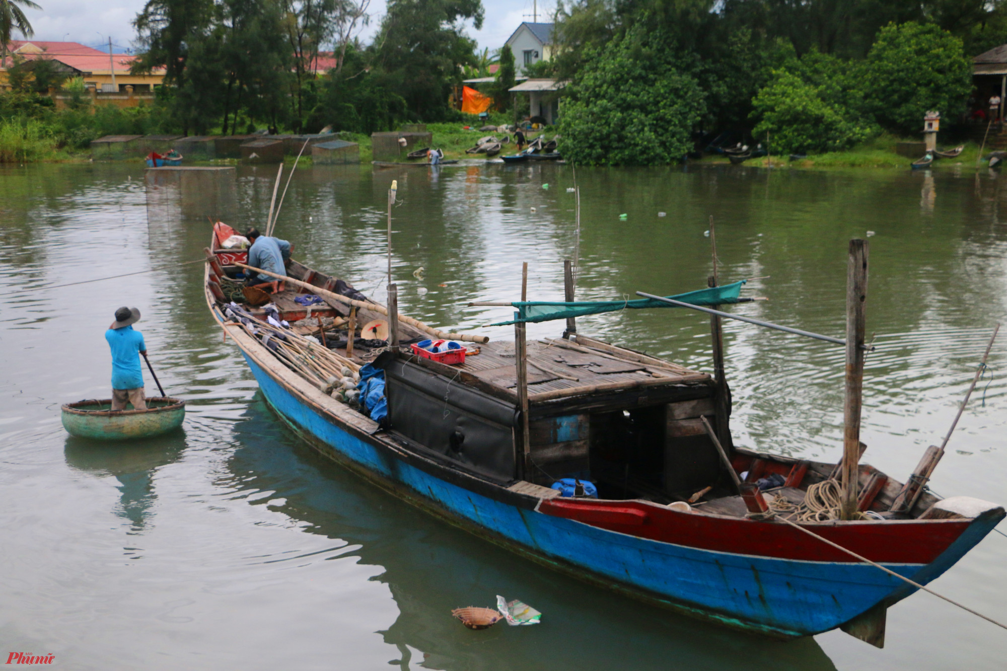 Ngư dân Vinh Hiền đưa thuyền vào trong những luồng lạch để tránh trú bão an toàn