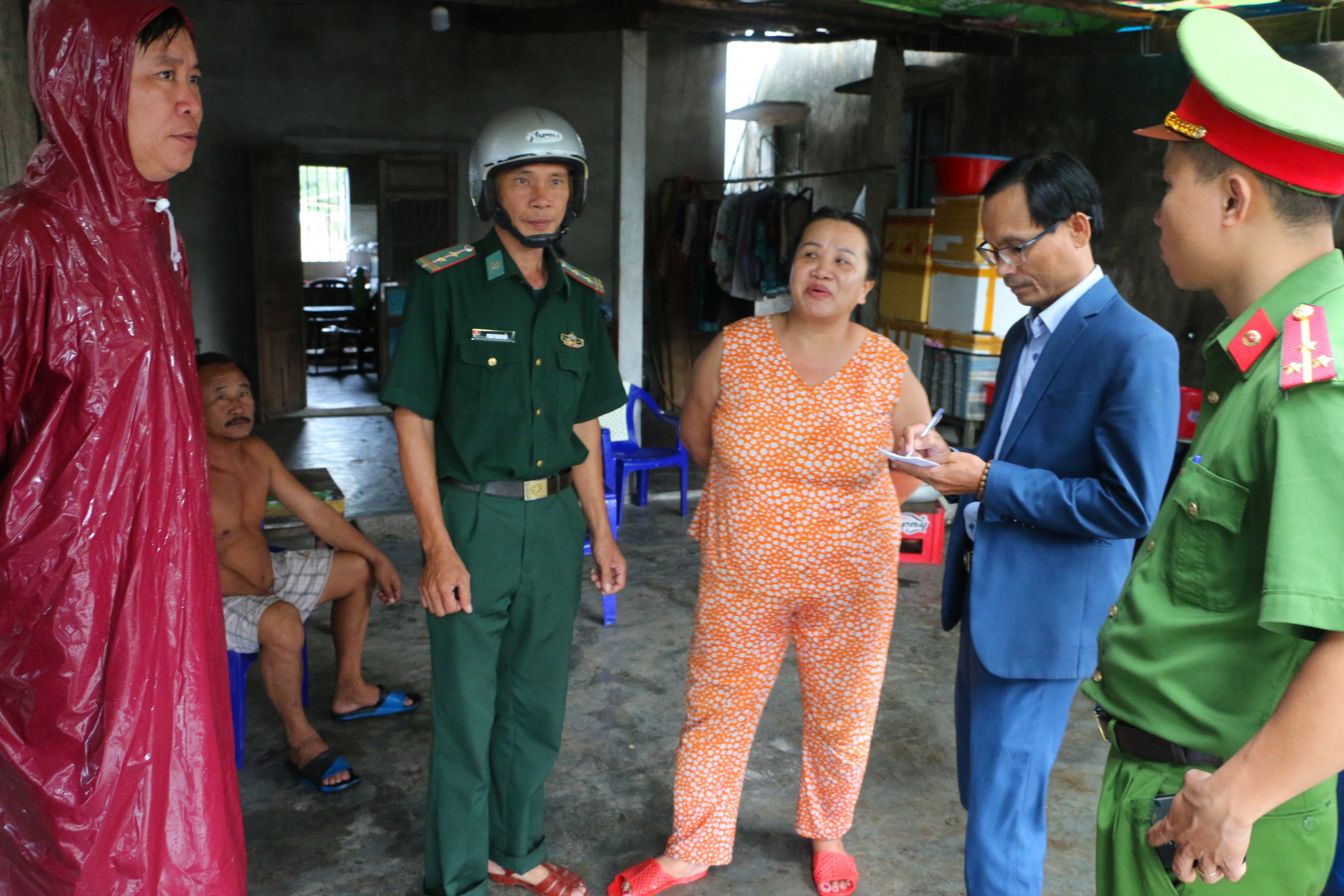 Trong sáng 25/9 lãnh đạo UBND xã Phú Thuận, cùng Biên phòng, Công an xã đã đến thôn Tân An vận động đưa người dân đi đến nơi tránh trú bão an toàn