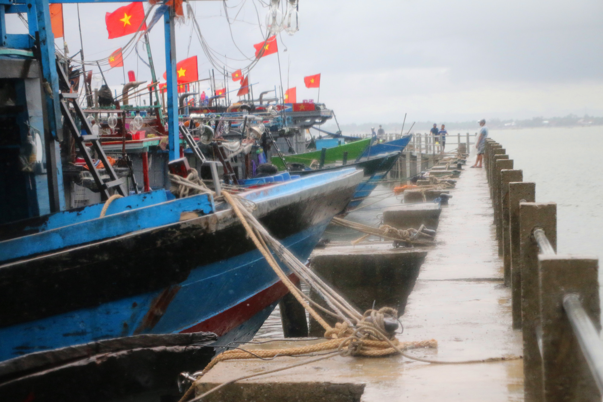 Nhiều tàu cá của các tỉnh bạn neo đậu tại xã Phú Hải huyện Phú Vang (Thừa Thiên- Huế)