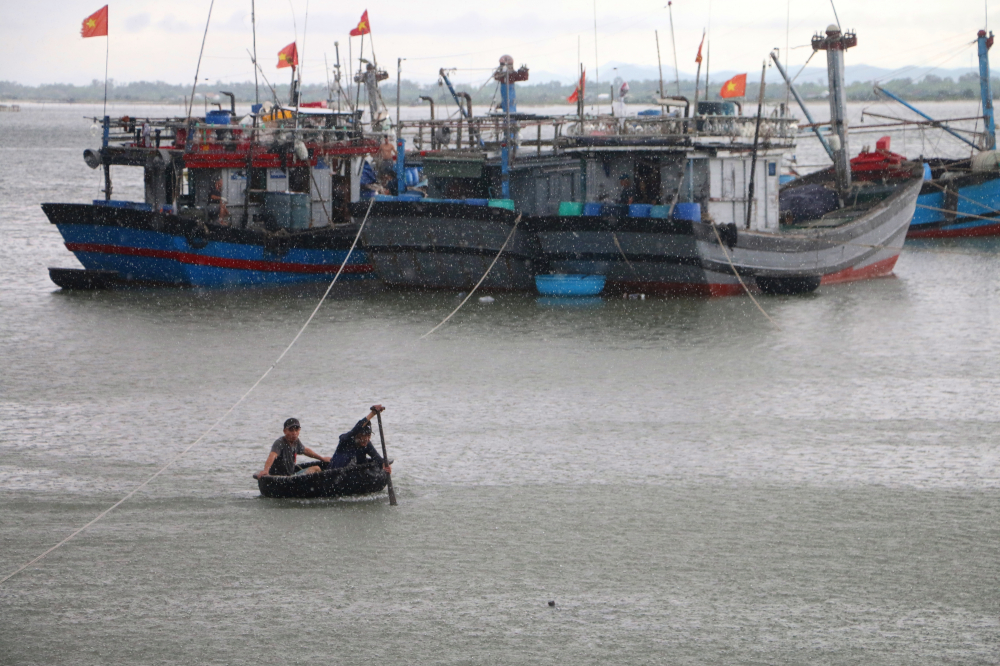 Cúng ở xã biển Phú Thuận nhiều tàu thuyền của người dân địa phương đang vào neo đậu tránh trú bão