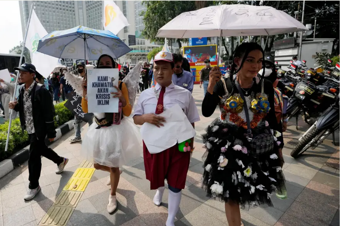 Sinh viên ở thủ đô Jakarta (Indonesia) tuần hành kêu gọi chính phủ chú trọng công tác chống biến đổi khí hậu - Ảnh: Achmad Ibrahim/AP