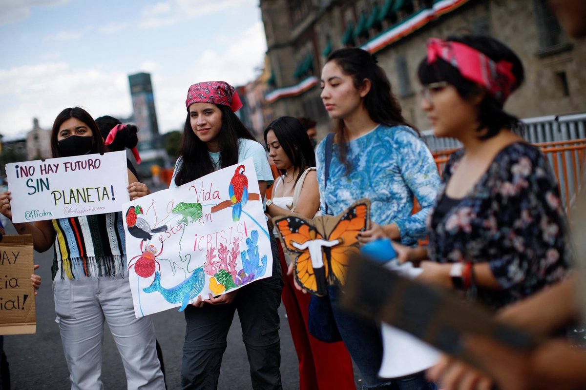 Nhóm bạn trẻ ở Mexico - Ảnh: Raquel Cunha/Reuters
