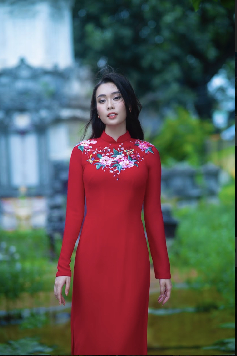 Hoa hậu Ban Mai trong áo dài của NTK Thuận Việt