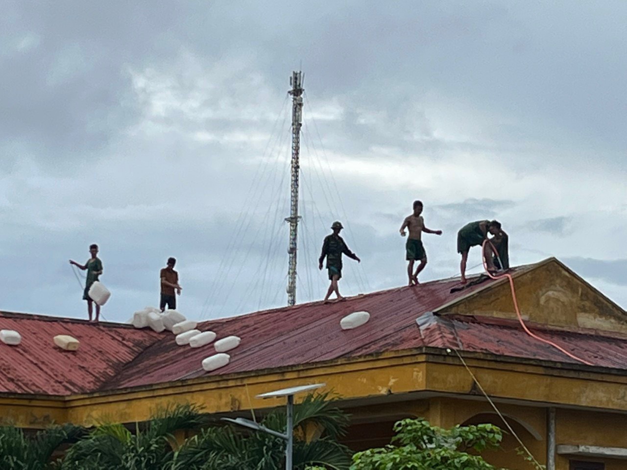 Bộ đôi Biên phòng  giúp người dân huyện đảo Cồn Cỏ chằng chống nhà cửa