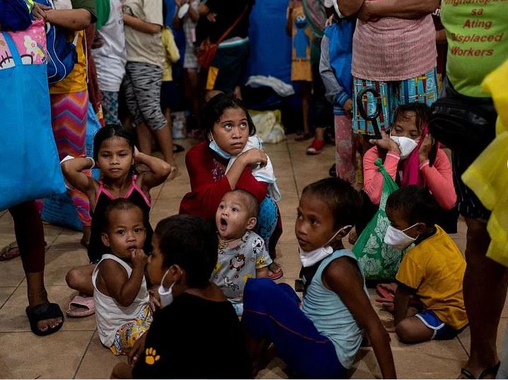 Philippines tiếp tục khẩn trương di dời người dân đến nơi trú ẩn an toàn.