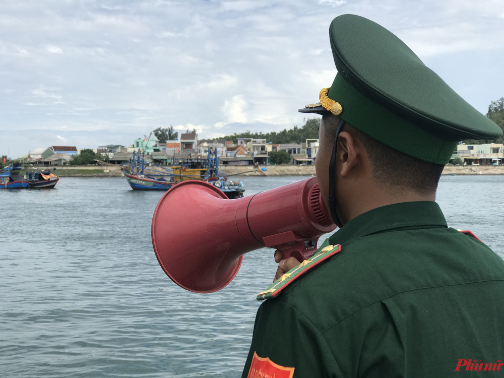 Lực lượng bộ đội biên phòng kiểm tra, phát loa thông báo cho ngư dân chủ động ứng phó bão Noru