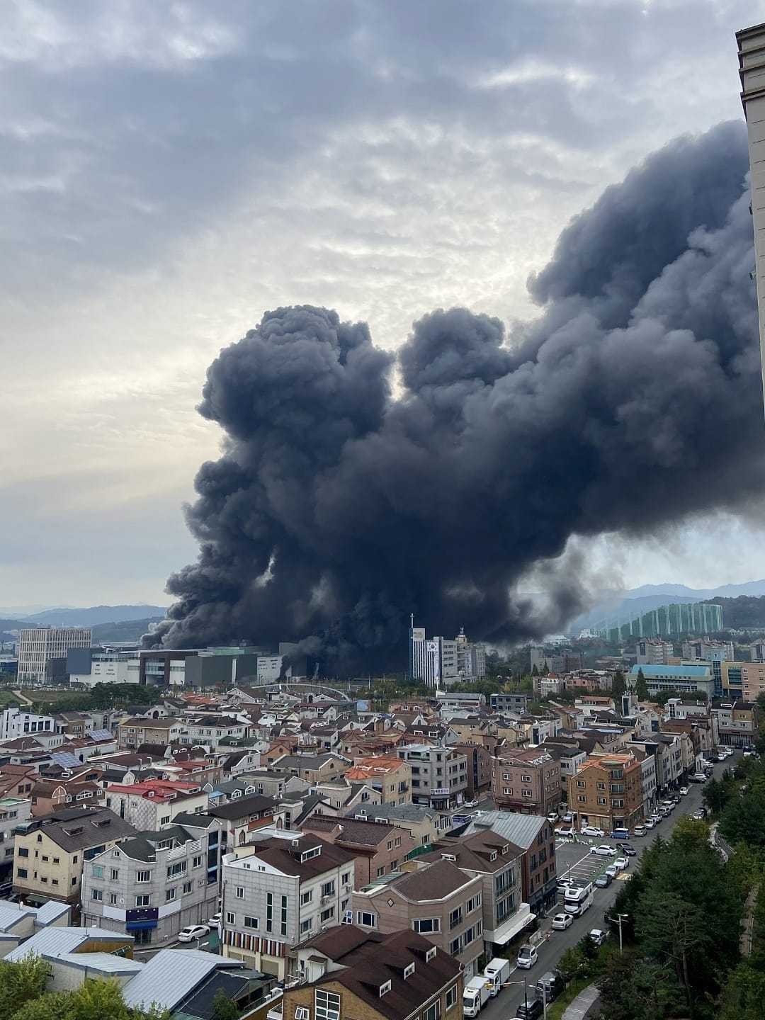 Những đám khói lớn bốc lên từ khu vực xảy ra hỏa hoạn - Ảnh: NEWS 1
