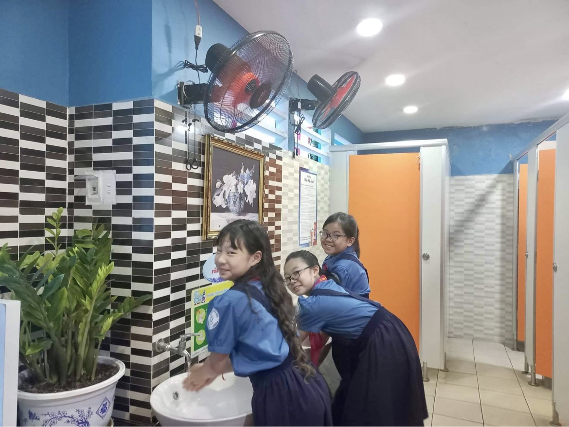 Phó giám đốc Sở GD-ĐT TPHCM Lê Hoài Nam yêu cầu các trường ưu tiên kinh phí sửa chữa nhắc vệ sinh đúng quy chuẩn