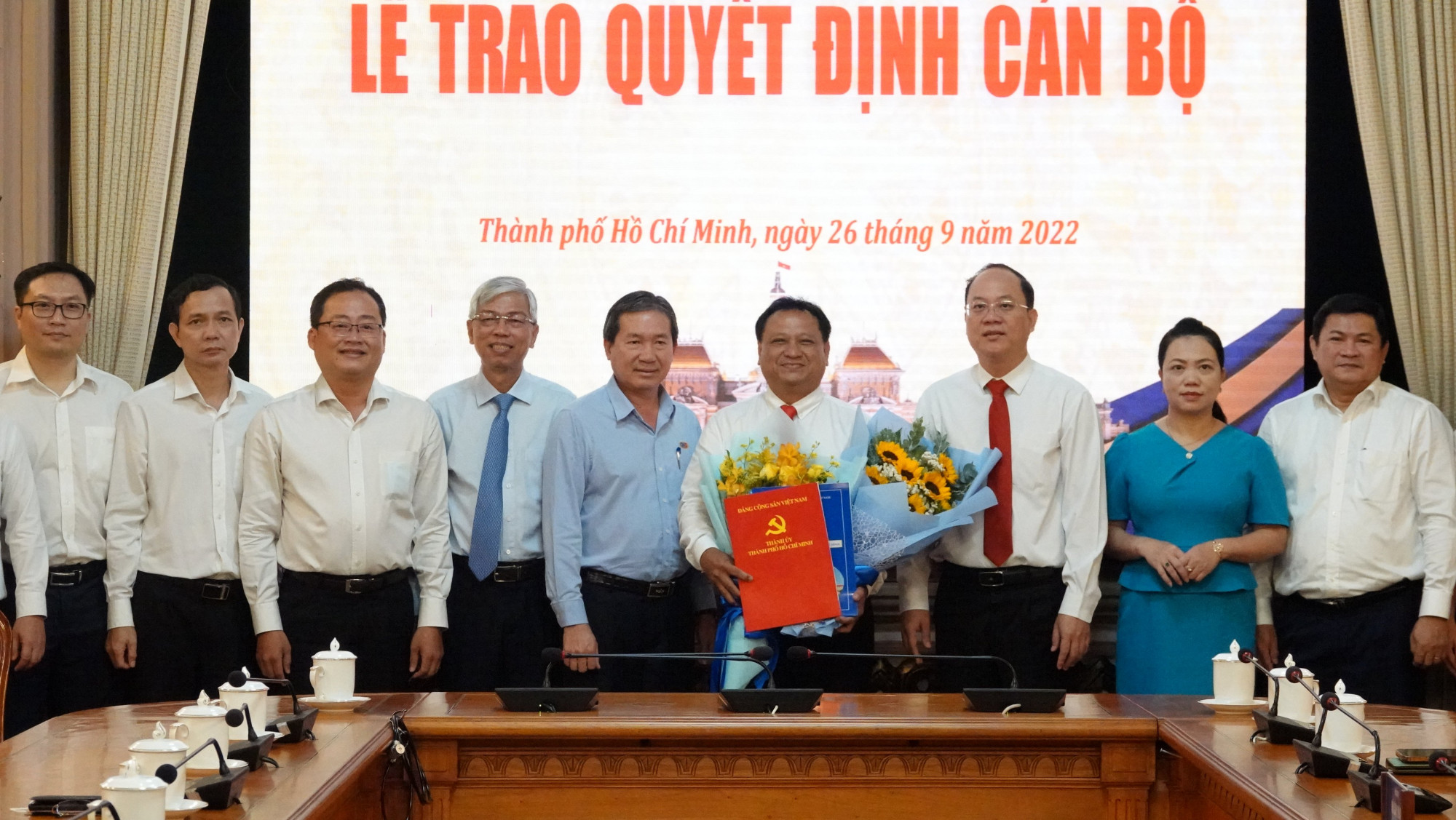 Trần Phi Long nhận hoa chúc mừng của lãnh đạo các đơn vị