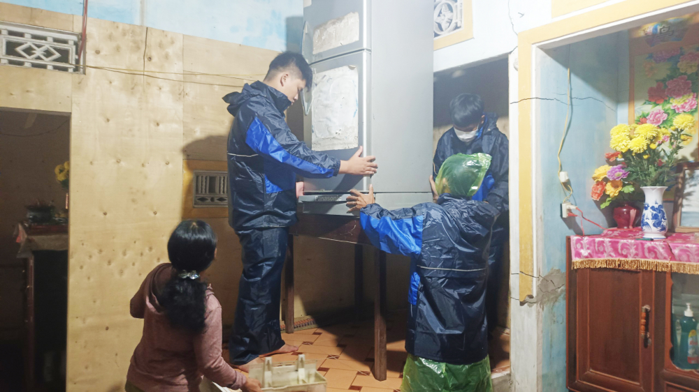 Thanh niên giúp người dân xã Bình Thuận (huyện Bình Sơn) di dời đồ đạt