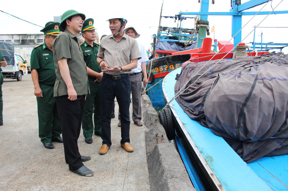 Đoàn công tác của Bí thư Tỉnh ủy Bình Định Hồ Quốc Dũng (người đầu tiên bên trái ảnh) kiểm tra công tác ứng phó với bão tại Cảng cá Quy Nhơn.