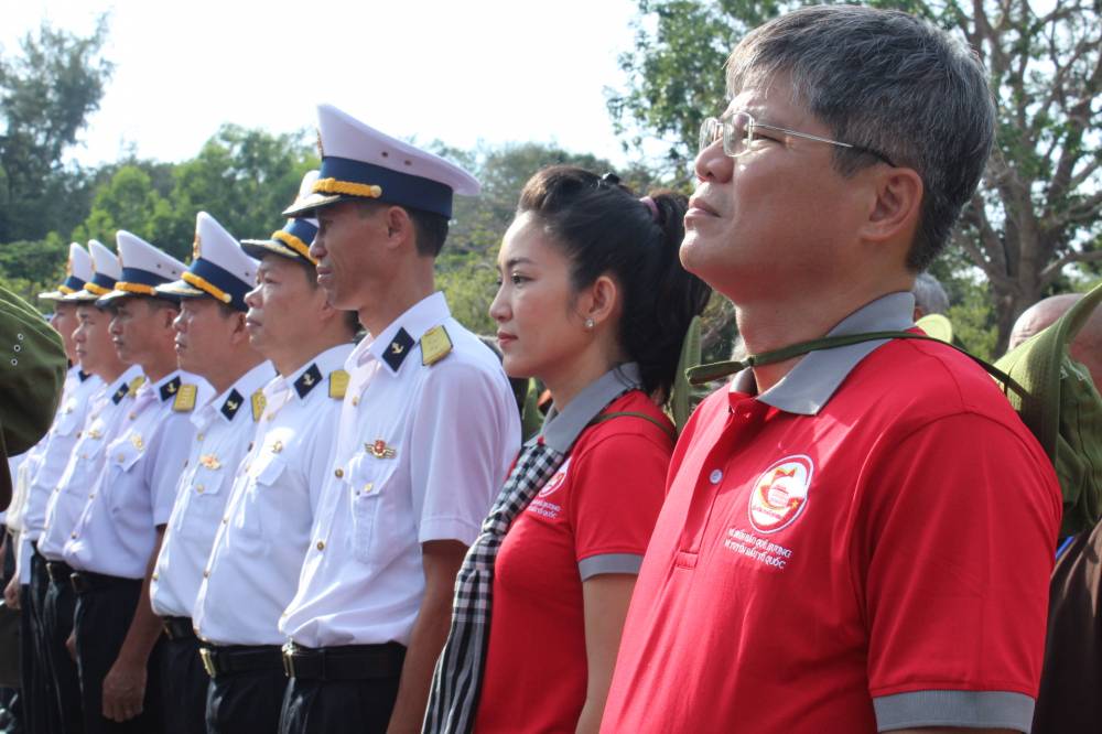 NSƯT Thanh Thúy cùng đoàn công tác Quân chủng Hải quân và đoàn đại biểu TPHCM tưởng nhớ các anh hùng liệt sĩ tại Nghĩa trang Hàng Dương.