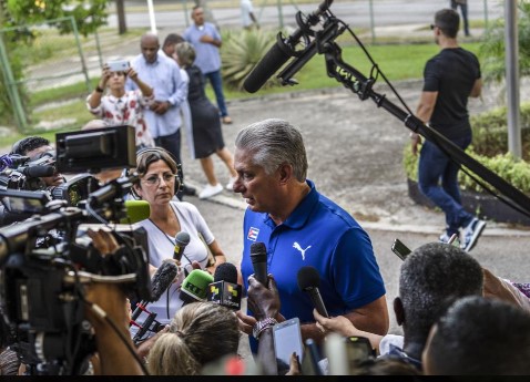 Chủ tịch Cuba Miguel Diaz Canel phát biểu với báo chí sau khi bỏ phiếu tại một điểm bỏ phiếu trong cuộc trưng cầu dân ý về Bộ luật Gia đình mới ở Havana, Cuba, Chủ nhật, ngày 25 tháng 9 năm 2022