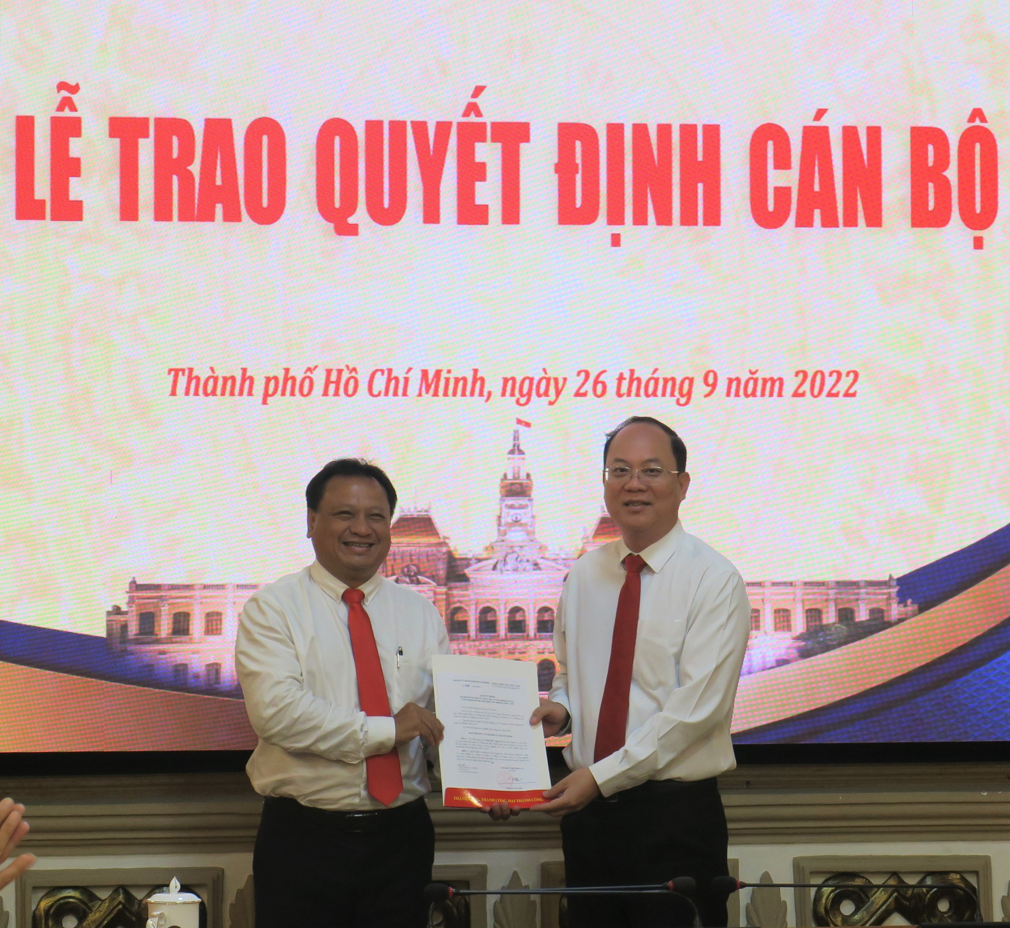 Đồng chí Nguyễn Hồ Hải trao quyết định cho đồng chí Trần Phi Long