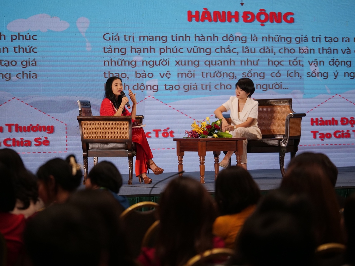 Bà Minh Loan (trái) - CEO Công ty IDP