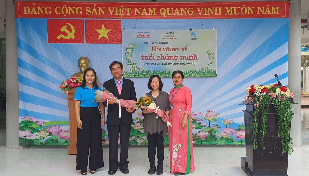 Báo Phụ Nữ TPHCM,  Công ty Kao Việt Nam nhận hoa cámno7n từ Hội LHPN huyện và Ban giám hiệu nhà trường