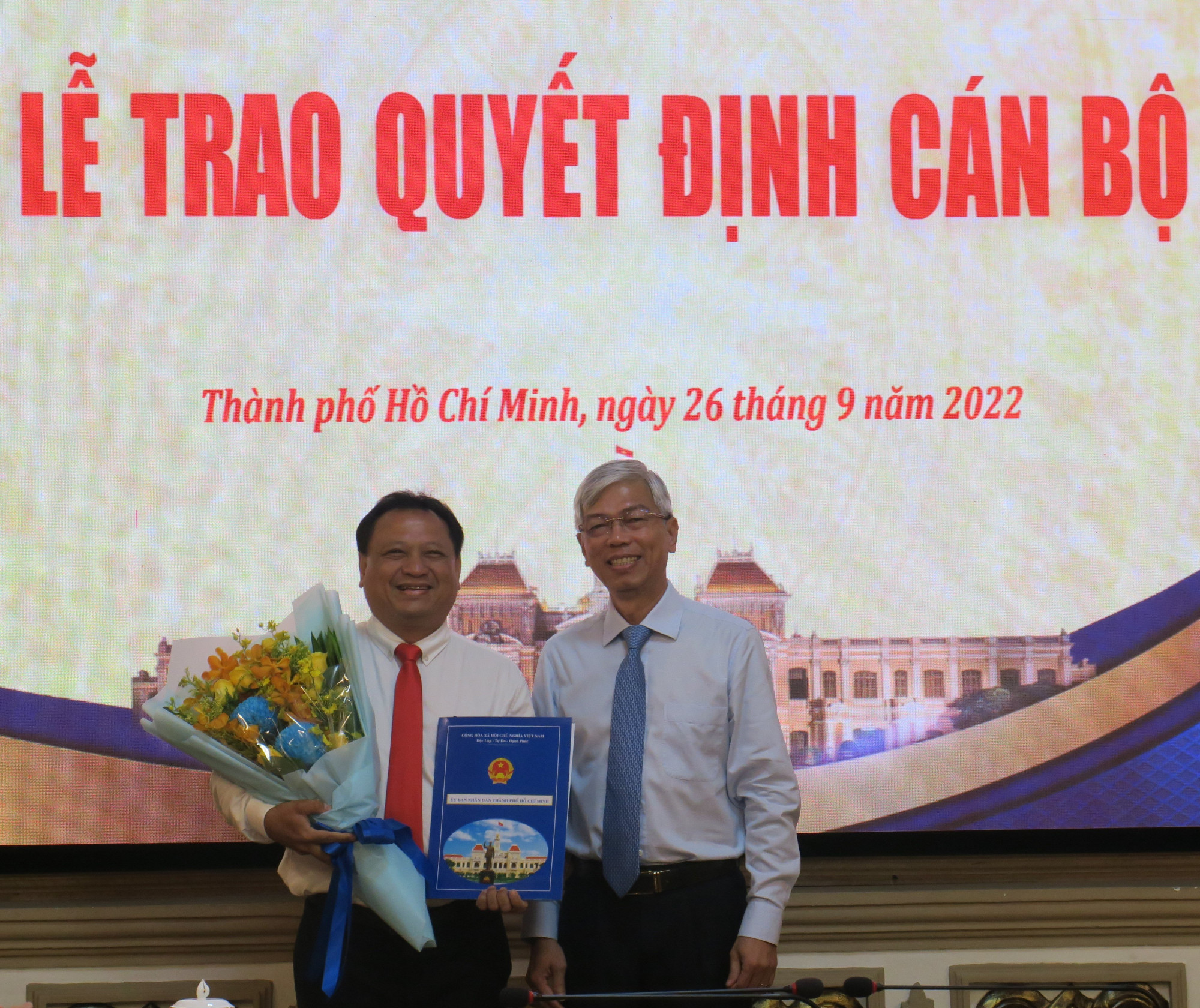 Phó chủ tịch UBND TPHCM Võ Văn Hoan trao quyết định, chúc mừng và hy vọng ông Trần Phi Long