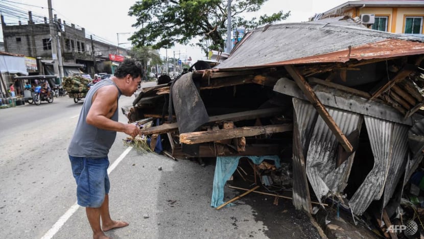 Một người dân kiểm tra ngôi nhà bị phá hủy của mình sau siêu bão Noru ở San Miguel, tỉnh Bulacan
