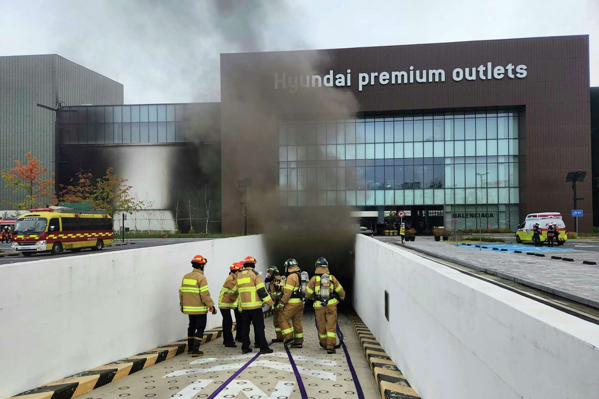 Ngọn lửa xuất phát từ tầng hầm để xe của một trung tâm thương mại lớn - Ảnh: Kwak Sang-hun/Newsis via AP