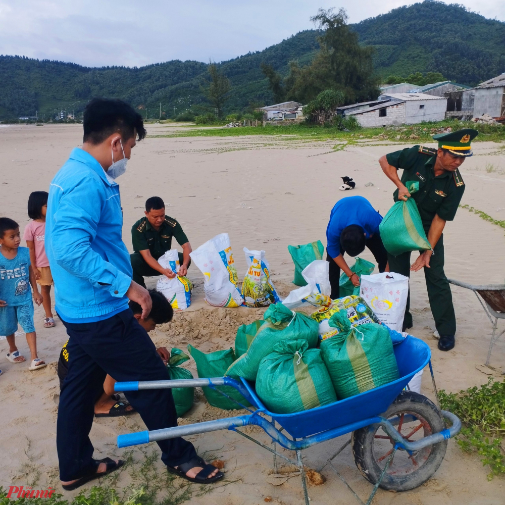 Đối với công tác di dời, sơ tán người dân nằm trong vùng ảnh hưởng, tỉnh Thừa Thiên - Huế lên kế hoạch dự kiến di dời 74.816 hộ/276.113 khẩu trong vùng xung yếu có nguy cơ bị mưa bão, lũ lụt, sạt lở đất đến nơi an toàn.