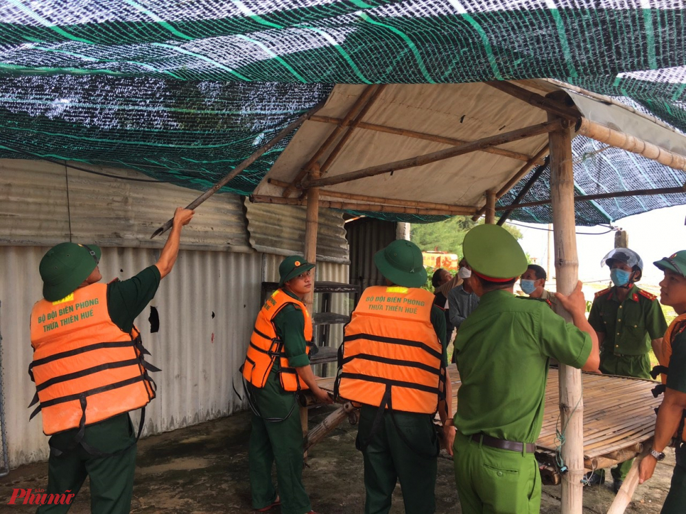Hiện tại lực lượng thuộc công an tỉnh và Bộ chỉ huy bộ đội biên phòng tỉnh cùng nhau phối hợp giúp người dân ven biển Phú Thuận (huyện Phú Vang) chằng chống nhà cửa.