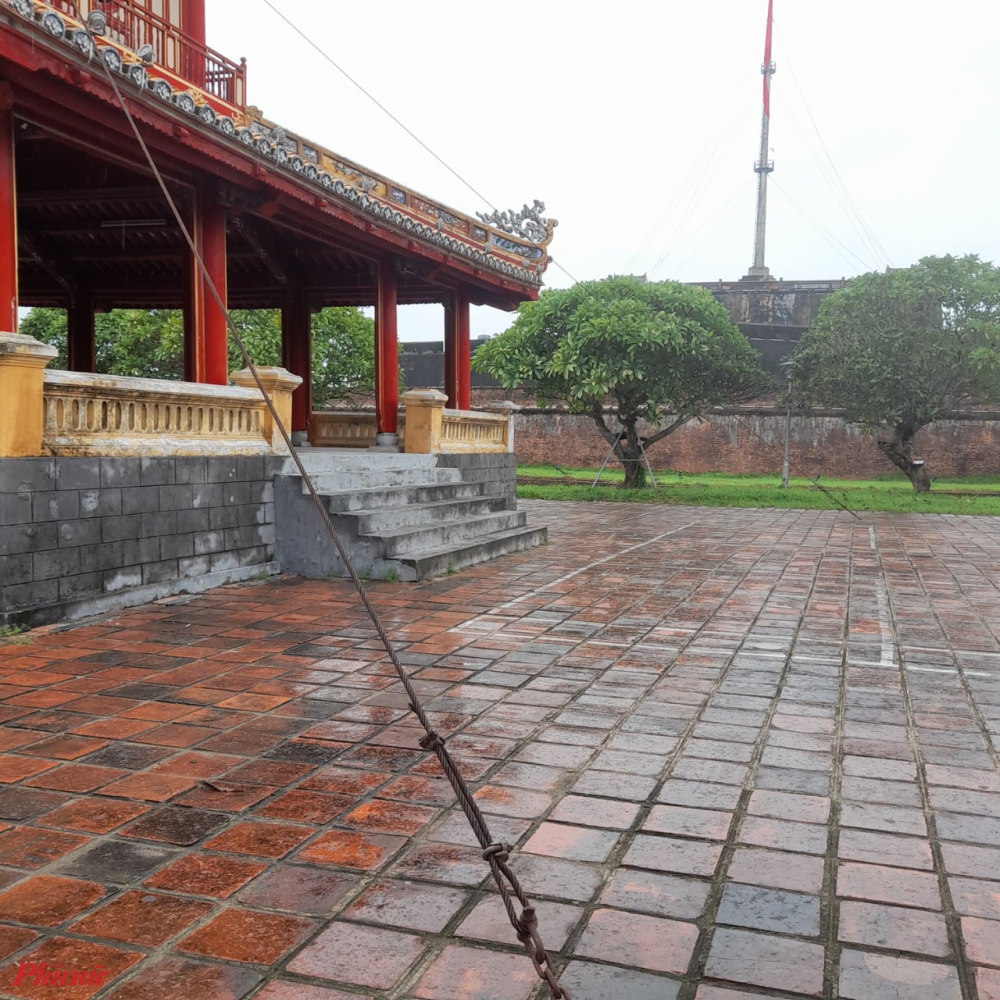 Chống đỡ phần mái cột ở di tích Phu Văn Lâu