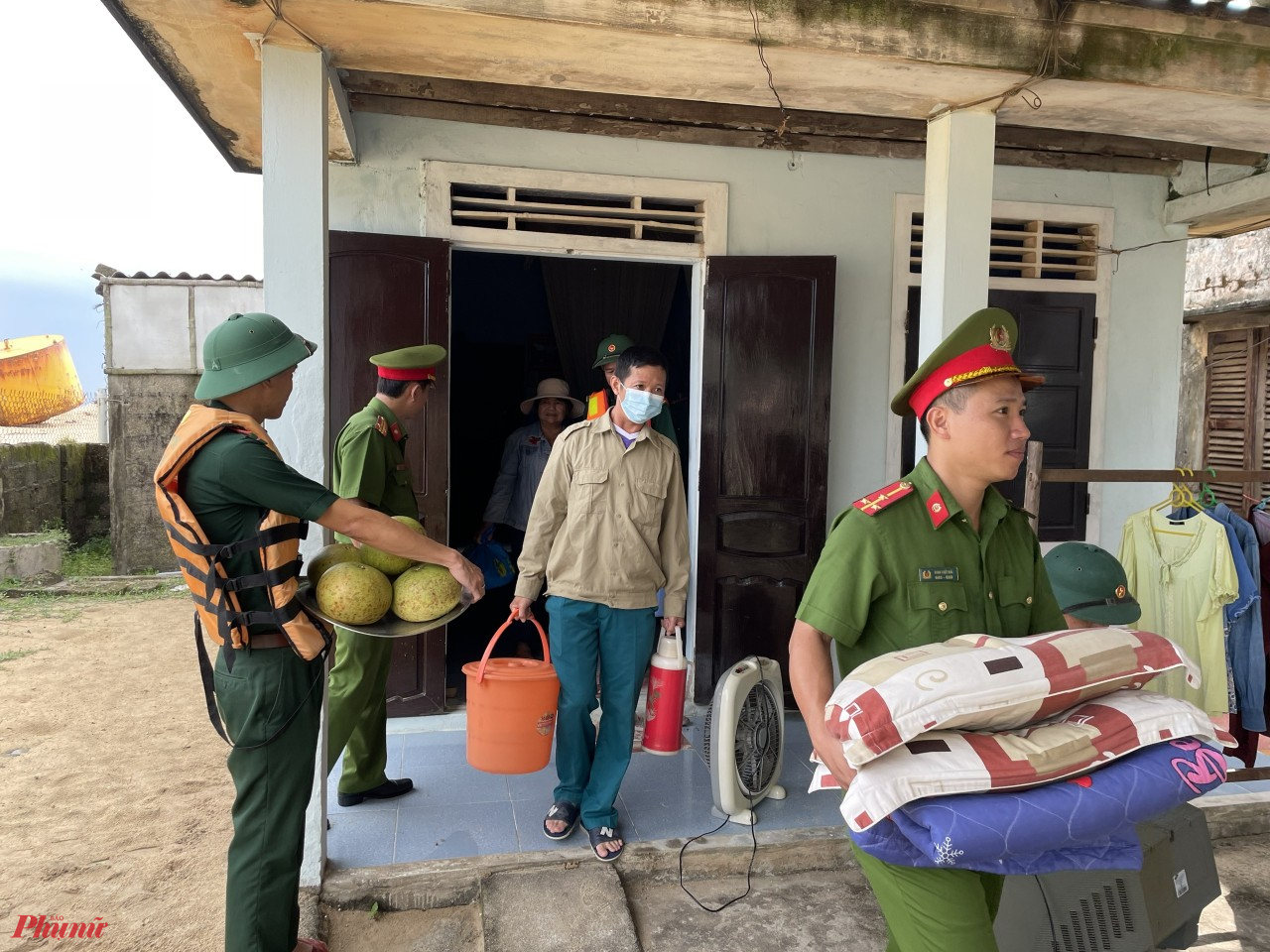 Trong sáng 26/9, lực lượng Công an tỉnh Thừa Thiên - Huế đã về xã Phú Thuận (huyện Phú Vang, tỉnh Thừa Thiên - Huế) vận động, hỗ trợ di dời các hộ dân đang sinh sống tại vùng xung yếu đến nơi an toàn.