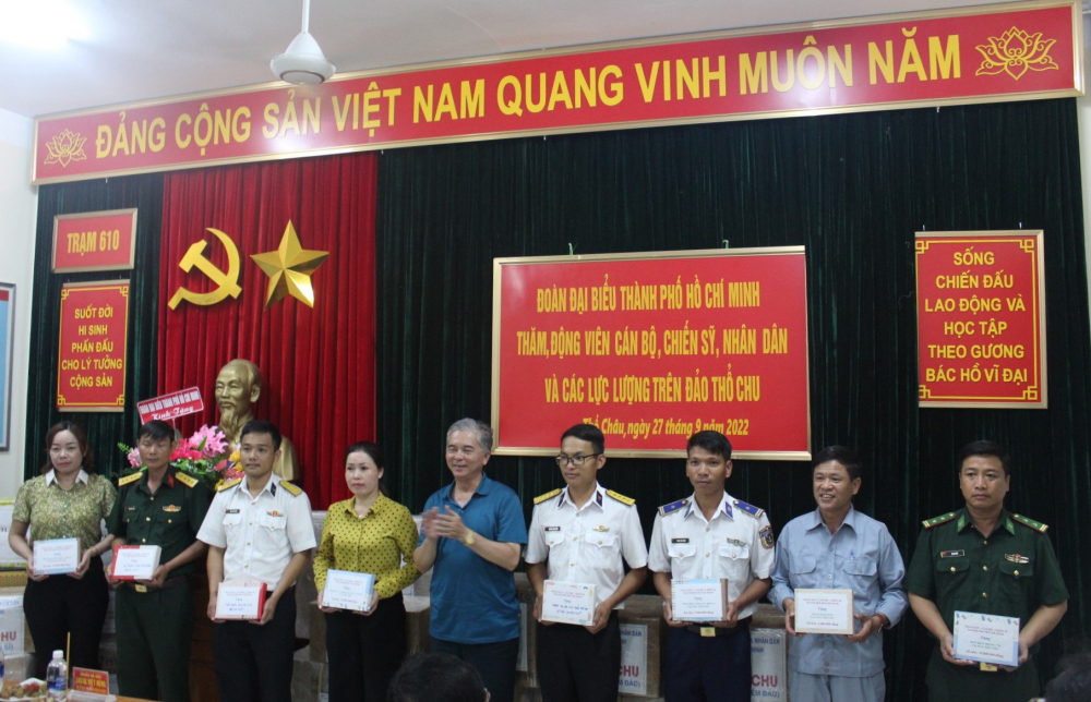 Phó Chủ tịch UBND TPHCM Ngô Minh Châu tặng quà của TPHCM cho các lực lượng trên đảo Thổ Chu.