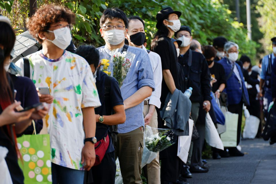 Những người đưa tang cầm hoa xếp hàng dài hướng đến nơi dâng hoa gần Nippon Budokan Hall, nơi sẽ tổ chức tang lễ cấp nhà nước cho cựu Thủ tướng Shinzo Abe ở Tokyo, Nhật Bản vào ngày 27 tháng 9