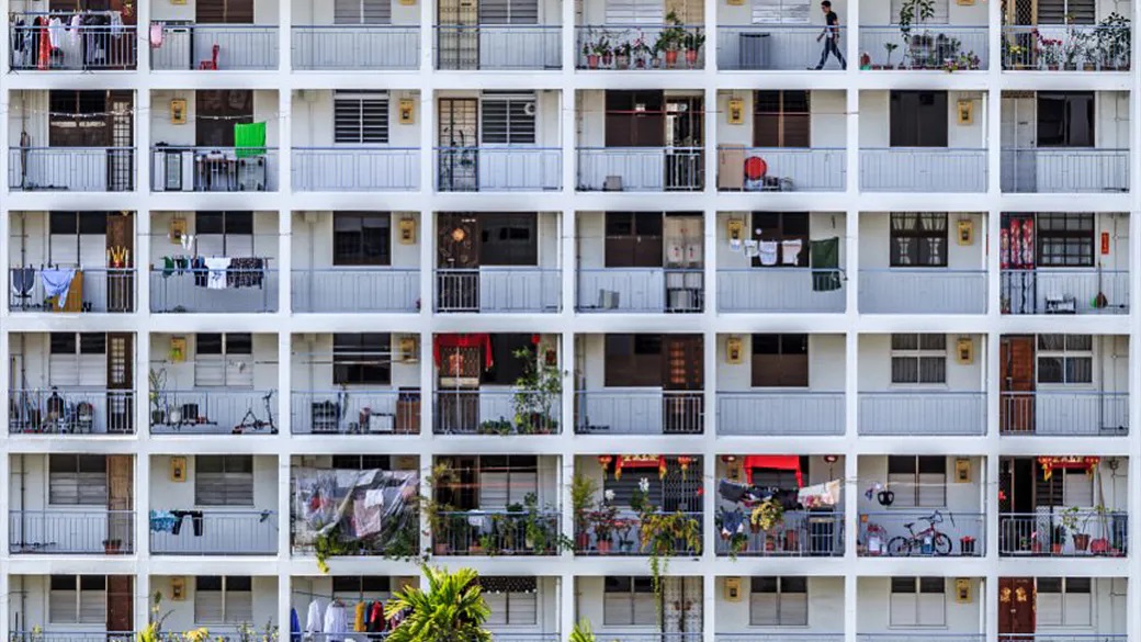 Nhiều người Singapore thích căn hộ bán lại hơn là căn hộ mới vì không mất thời gian chờ đợi. Ngoài việc có thể dọn vào ở ngay, các căn hộ bán lại cũng thường ở các quận cũ ; tất cả các cửa hàng tiện lợi và trung tâm bán hàng rong đã ở gần đó.  Mặc dù vậy, hãy nhớ rằng một căn hộ bán lại đã được ở trước đây - và có một số điều quan trọng cần làm trước khi bạn ký vào dòng chấm: