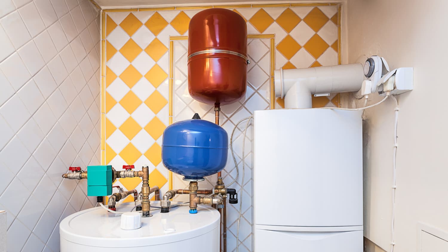 Kiểm tra (các) máy nước nóng: Nếu đơn vị bạn quan tâm có máy nước nóng dự trữ (loại sử dụng bồn chứa), bạn sẽ cần đặc biệt chú ý rằng nó hoạt động bình thường.Để vòi chảy một lúc, với máy nước nóng. Lò sưởi có hoạt động không, hoặc hoạt động kém (ví dụ: sau ba phút không có gì khác hơn là hơi ấm nhẹ)? Nếu máy nước nóng không hoạt động tốt, hãy lưu ý rằng việc thay thế và / hoặc loại bỏ sẽ rất tốn kém (bạn sẽ cần thuê một chuyên gia).Một cách khác để kiểm tra - nếu bạn không muốn chảy nước - là chạm vào tường phía trước máy sưởi. Nếu nó hoạt động, khu vực này sẽ ấm lên sau khi bạn để nó trong một thời gian.