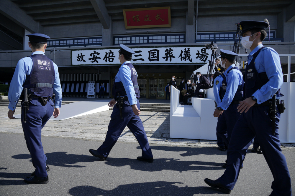 Các nhân viên cảnh sát tuần tra bên ngoài Nippon Budokan vào thứ Ba 27/9