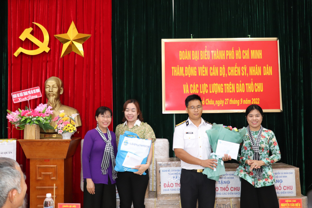 Hội Liên hiệp Phụ nữ TPHCM tặng quà cho Chi đoàn Trạm Radar 610 và trường mầm non Thổ Chu.