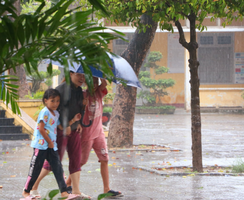 Trong khi đó tại trường THCS Thuận An người dân được các thầy cô, cán bộ đưa đến trường học để tránh trú bão