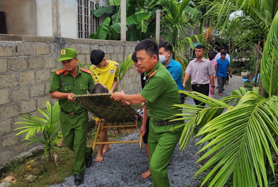 Lực lượng chức năng đưa người già yếu, bệnh tật tại Thừa Thiên-Huế đến nơi tránh bão số 4