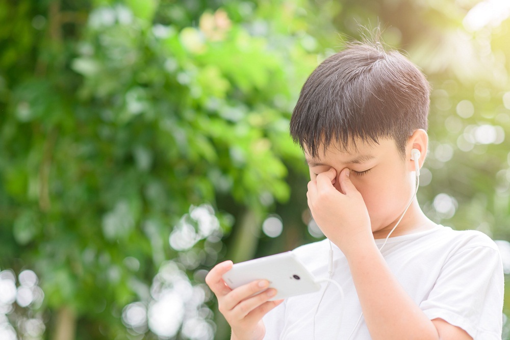 Ánh sáng xanh nguy hại phát ra từ các thiết bị điện tử là nguyên nhân gây suy giảm thị lực ở trẻ - Ảnh: Shutterstock