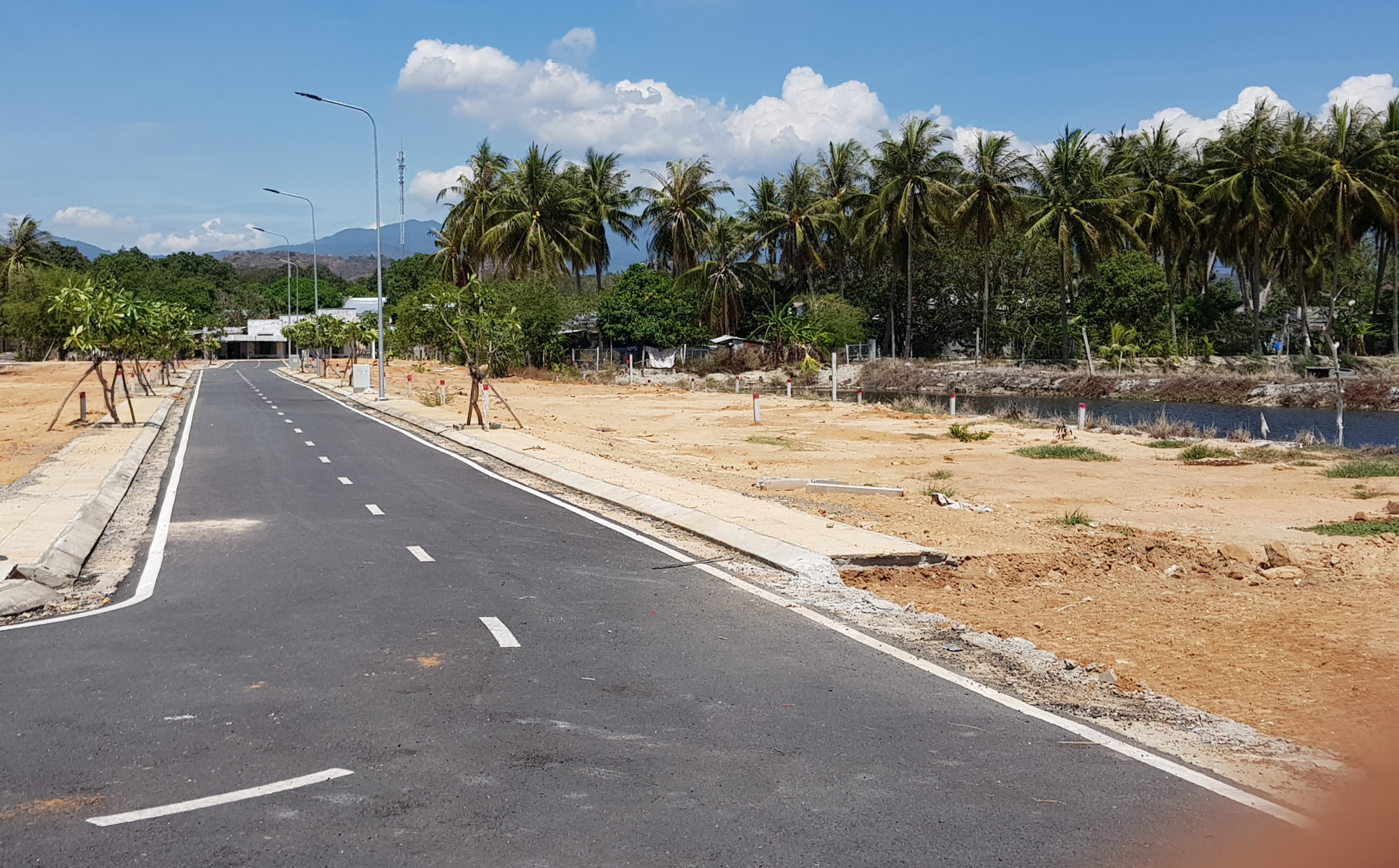 Một khu đất đìa tôm đã phân lô bán sau khi huyện Cam Lâm cho hiến đất làm đường